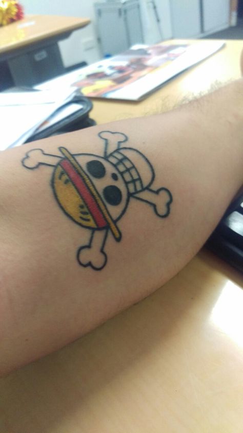 One piece tattoo. Straw hat flag. Mugiwara One Piece Flag Tattoo, Strawhat Pirates Tattoo, Straw Hat Tattoo, Pirate Flag Tattoo, Mantra Tattoo, Pirate Tattoo, Small Tats, Naruto Tattoo, One Piece Tattoos