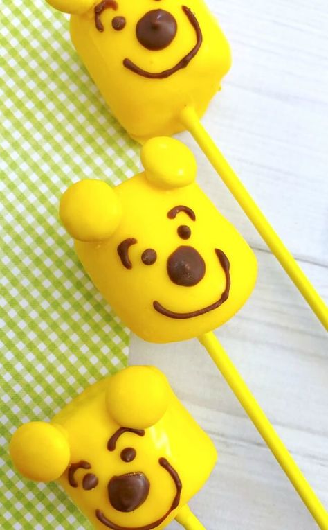 Cute & easy Winnie-the-Pooh Marshmallow Pops are a fun treat for movie night and birthday parties! Easy Cake Pops, Book Treats, Cake Pops Recipe, Cake Pop Recipe Easy, Cooking With Toddlers, Robin Movie, Creamsicle Cake, Pooh Pictures, Kids Treats