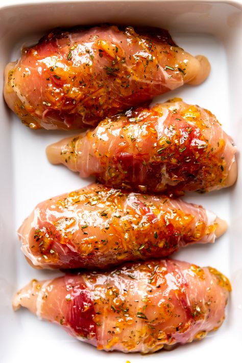 Brie Stuffed Prosciutto Wrapped Orange Chicken Award Winning Dinner Recipes, Chicken And Brie Recipes, Unique Chicken Breast Recipes, Easter Chicken Recipe, Brie Chicken, Easter Main Dishes, Company Chicken, Chicken With Prosciutto, Creamy Brie