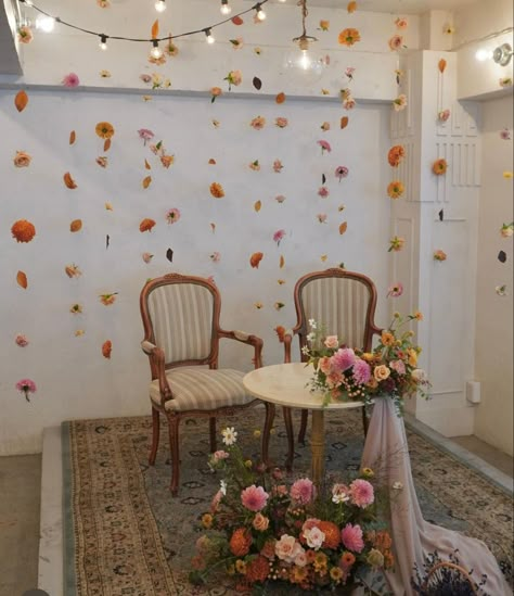 Engagement At Home Indian, Engagement Decorations Flowers, Enggament Decoration Simple, Engagement Home Decor, Diy Engagement Backdrop, Engagement Flower Decoration, Rokha Decor, Simple Engagement Decorations At Home, Engagement Decorations At Home