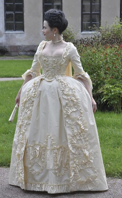 I know it's not EXACTLY right, but I can imagine Claire looking a lot like this at formal French court receptions (from Before the Automobile: 1760's hair)... can't wait to see the magic that Terry's team will create! 18th Century Dresses, 18th Century Gown, 18th Century Women, 18th Century Dress, Rococo Fashion, 18th Century Costume, 18th Century Clothing, Period Dress, 18th Century Fashion