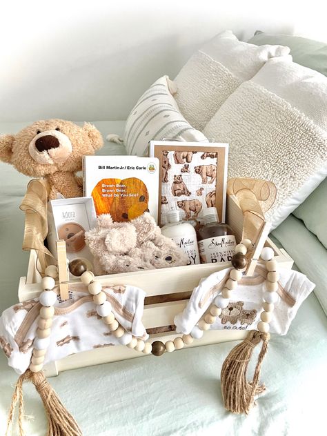 Bear Themed Gifts, Teddy Bear Baby Shower Gifts, Diy Bear Decor, Neutral Baby Shower Gifts Basket, Baby Crate Gift Ideas Boy, Baby Crate Gift Ideas, Baby Shower Wooden Crate Gift, Creative Baby Shower Gift Ideas, Neutral Baby Shower Gifts