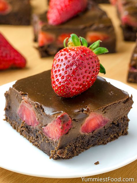 Strawberry Brownies Chocolate Covered Espresso Beans, Strawberry Brownies, Chocolate Covered Strawberry, Chocolate Dipped Strawberries, Cheesecake Brownies, Strawberry Dip, Best Brownies, Chocolate Topping, Covered Strawberries