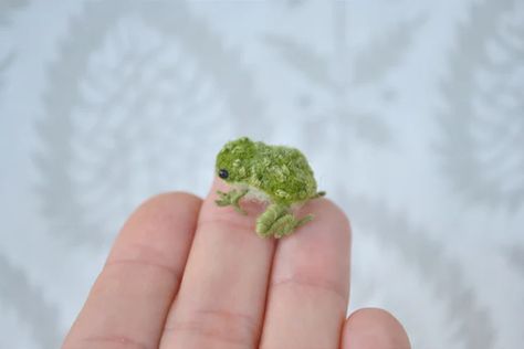 HromovFelts - Etsy Needle Felt Frog, Needle Felted Frog, Felted Frog, Clay Creatures, Miniature Sculpture, Felt Owls, Wool Gifts, Felt Owl, Tiny Bunny