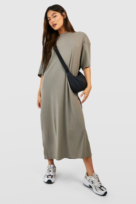 Long Tshirt Dress Outfit, T-shirt Dress, T Shirt Dress Outfit Fall, Bkk Outfit, Tshirt Under Dress, Tshirt Maxi Dress, T Shirt Over Dress Outfits, T Shirt Over Dress, Shirt Over Dress Outfit