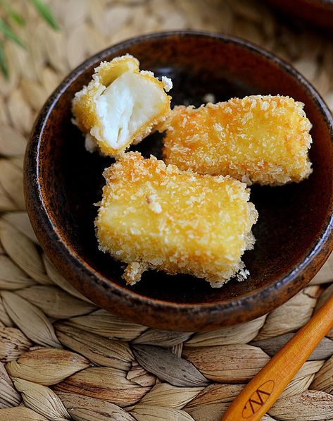 Fried Milk, Chinese Desserts, Chinese Dessert, Light Bites, Asian Desserts, Chinese Cooking, Almond Cookies, Milk Recipes, Traditional Chinese