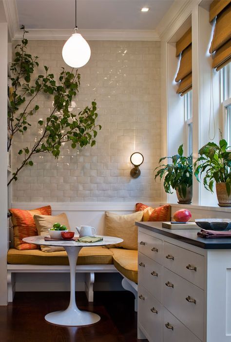 Kevin Dakan Architect melds traditional influences with modern touches in this New York home.                                                                                                                                                                                 More Corner Breakfast Nook, Townhouse Interior, Subway Tile Kitchen, New York Homes, Remodeling Kitchen, Classic Kitchen, Kitchen Corner, Banquette Seating, Remodel Kitchen