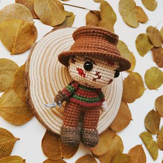 Crochet Freddy Krueger Pattern Free, Horror Amigurumi, Horror Crochet, Halloween Amigurumi, Crochet Applique Patterns Free, Diy Crochet Doll, Fall Crochet Patterns, Crochet Dollies, Crochet Mermaid