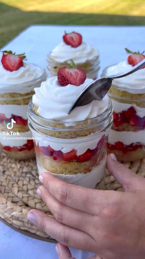 Mason Jar Desserts, Dessert Cups Recipes, Easy Baking Recipes Desserts, Tasty Baking, Baked Dessert Recipes, Food Videos Desserts, Cooking Recipes Desserts, Food Cakes, Shoe Lace Patterns