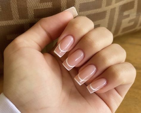 French Nails Ideas Short Square, Outline Tips Acrylic Nails, White Outlined French Tip Nails, French Tip Nails Lines, Short Outlined French Tip Nails, Outlined French Tip Nails Square, French Outline Nails Square, Outline French Tip Nails Square, Double Line French Tip Nails Square