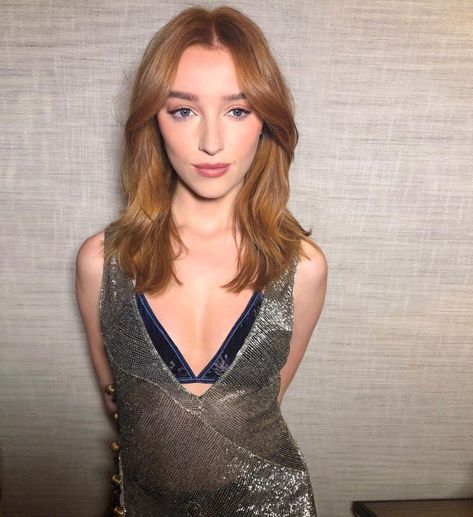 Pheobe Denver Hair, Phoebe Dynevor Red Hair, Phoebe Dynevor Hair, Clair Foy, Redish Brown Hair, Fashionable Celebrities, Pumpkin Spice Hair, Hair Dye Shades, Red Hair Inspiration