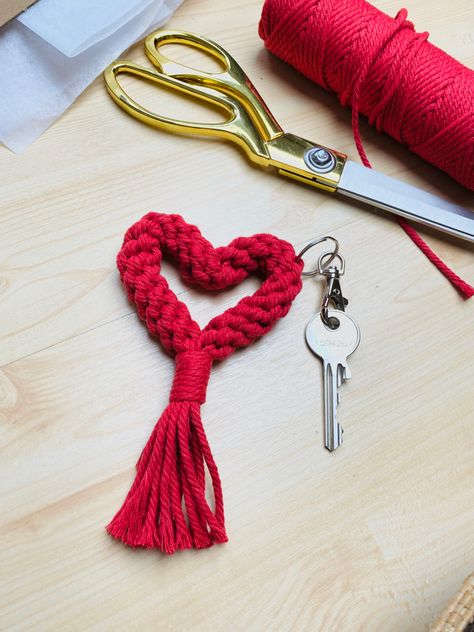 Easy follow along tutorial for a maxrame heart keychain Valentines Keychain, Heart Macrame, Macrame Heart, Basic Macrame Knots, Valentines Bricolage, Basic Macrame, Crafting Wire, Makramee Diy, Macrame Keychain