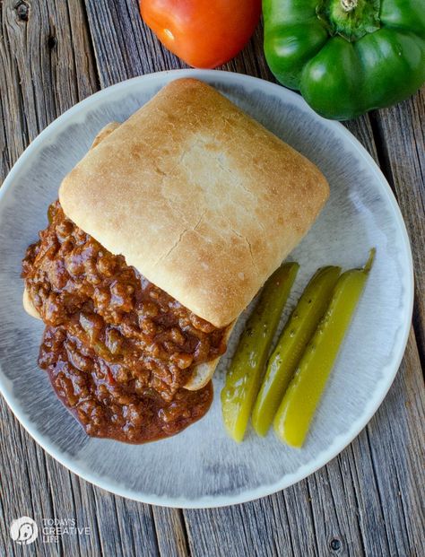 Slow Cooker Sloppy Joes | Crock Pot Recipes full of comfort foods like these sloppy joes make a delicious dinner. Something everyone will love! Sloppy Joes Crock Pot, Sloppy Joe Recipe Crock Pot, Homemade Hot Dog Chili, Crockpot Pulled Pork Bbq, Slow Cooker Sloppy Joes, Homemade Sloppy Joe Recipe, Sloppy Joe Recipe, Recipe Slow Cooker, Dinner Family