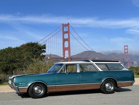 Oldsmobile Vista Cruiser, Vista Cruiser, Aesthetic Cars, 70s Cars, Metal Tub, Pontiac Tempest, Sports Wagon, Station Wagons, Bigger Boat