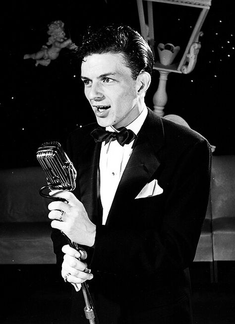 Frank Sinatra 1944 Rat Pack, Billie Holiday, Hollywood Glam, Old Soul, Music Legends, Golden Age Of Hollywood, Frank Sinatra, Old Movies