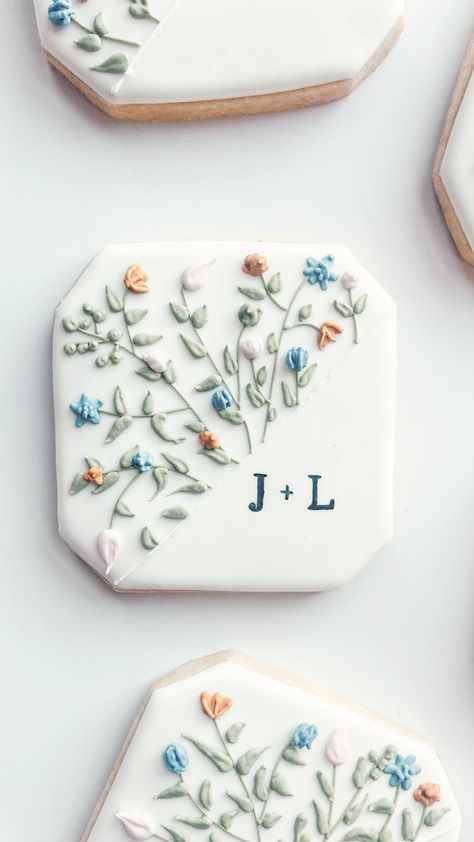 Wildflower Cookies Wedding, Spring Wedding Cookies Decorated, Blue Floral Cookies Decorated, Wildflower Bridal Shower Theme Cookies, Wildflower Bridal Cookies, Floral Wedding Cookies Decorated, Summer Wedding Cookies, Floral Bridal Cookies, Spring Bridal Shower Cookies