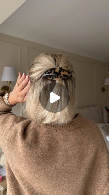 LAURA BYRNES on Instagram: "Styling a barrette clip in short hair 🫶✨👱‍♀️ Dry shampoo @kerastase_official  clip from @arketofficial  Jumper @primark" Short Hair Styles With Clips, Barrette Hairstyles, Laura Byrnes, Hair Dry, Barrette Clip, Outfit Style, Dry Shampoo, Dry Hair, Clip Ins