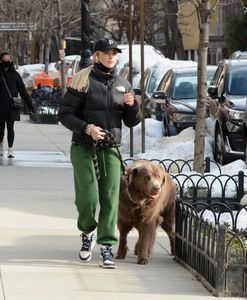 Paige Lorenze, Dog Walking Outfit, Walking Outfit, Nyc Lifestyle, Long Down Coat, New York Aesthetic, Sporty And Rich, Winter Fits, Outfit Winter