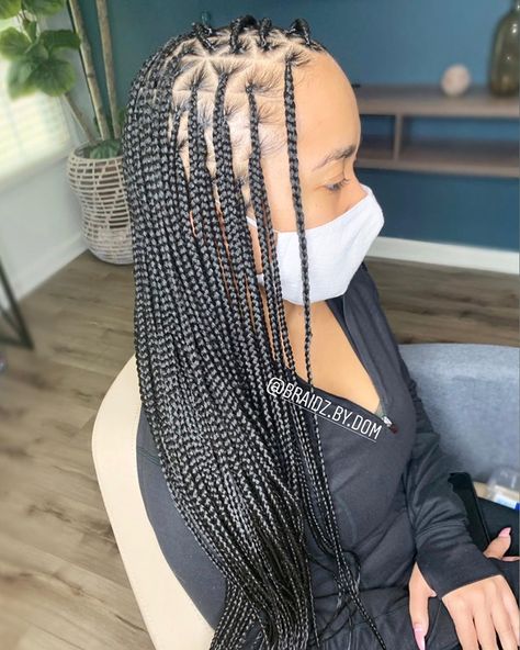 Dom 🧚🏽‍♀️ on Instagram: “Featured Style: small Knotless 🌿 triangle parts 🌿 My client just came back for her second set of small Knotless. She said the first set…” Knotless Braids With Curly Ends, Small Box Braids Hairstyles, Triangle Parts, Small Knotless Braids, Small Knotless, Box Braid Hair, Small Box Braids, Boho Knotless, Curly Hair Braids