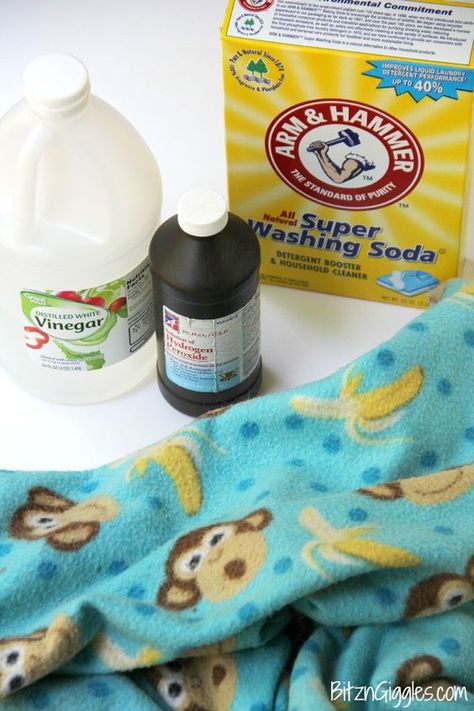 How to Remove Pet Smells From Blankets - Got a stinky blanket that you just can't seem to get the smell out of? This cleaning solution really works! Dog Stinks Remedies, How To Get Pee Smell Out Of Carpet, Clean Baking Pans, Pet Smell, Cleaning Painted Walls, Baking Soda Beauty Uses, Dog Smells, Washing Soda, Glass Cooktop