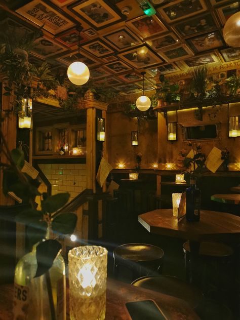 Vintage Bar Aesthetic Dark, Indie Bar Aesthetic, Bar Astethic Vintage, Cozy Pub Aesthetic, 20s Bar Aesthetic, 70s Bar Aesthetic, Cozy Bar Aesthetic, Cafe Dark Aesthetic, Jazz Cafe Aesthetic