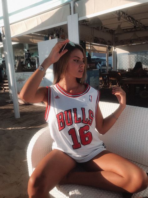 Basketball Shirt Outfit Women, Bulls Jersey Outfit Woman, Chicago Bulls Outfit Woman, Bulls Outfit, Chicago Bulls Outfit, Chicago Bulls Shirt, Bulls Shirt, Nba Outfit, Club Poster