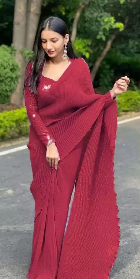 Heavy Blouse With Plain Saree, Plated Saree, Plain Sarees, Pleated Saree, Diwali Dresses, Buy Designer Sarees Online, Maroon Saree, Saree Georgette, Full Sleeve Blouse