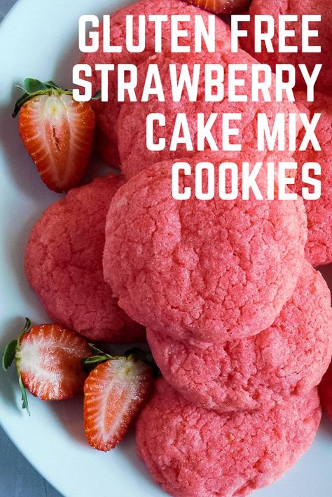 Gluten Free Strawberry Cake, Strawberry Cake Mix Cookies, Cookies Sans Gluten, Gluten Free Cake Mixes, Patisserie Sans Gluten, Dessert Sans Gluten, Pain Sans Gluten, Quick Bites, Strawberry Cake Mix