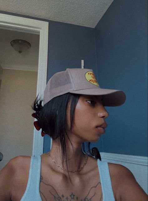 Claw clip with trucker hat, country hairstyles, western hairstyles, punchy hairstyles Punchy Hairstyles, Hairstyles Western, Trucker Hat Hairstyles, Visor Hat Hairstyles, Bucket Hat Hairstyles, Trucker Hat Country, Hairstyles Claw Clip, Western Hairstyles, Country Hairstyles