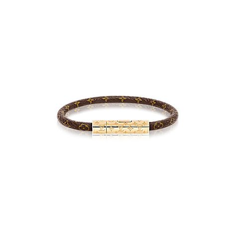 LOUIS VUITTON LV Confidential bracelet ($215) ❤ liked on Polyvore featuring jewelry, bracelets, monogrammed jewellery, lock jewelry, engraved bangle, louis vuitton jewelry and engraved jewelry Louis Vuitton Armband Bracelets, Lv Bracelet Women, Lv Leather Bracelet, Louis Vuitton Leather Bracelet, Louis Vuitton Silver Bracelet, Louis Vuitton Bracelet, Engraved Bangle, Jewelry Rendering, Bvlgari Jewelry