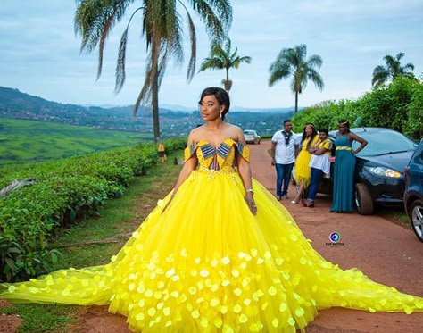 This is how you SHOWUP to your wedding #showstopper @munya0503 in a beautiful @vohni_designer gown 🙌🏾🙌🏾 Photography by… Tsonga Traditional Dresses, Print Wedding Dress, African Print Wedding Dress, African Wedding Dresses, Popular Wedding Colors, African Bridal Dress, African Party Dresses, African Traditional Wedding Dress, Traditional Wedding Attire