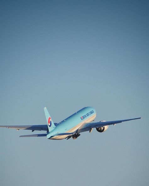 Alex on Instagram: “Korean Air Cargo Boeing 777 shortly after take off from runway 16 in Vienna  #koreanair #koreanaircargo #cargo #korean #air #boeing…” Instagram Korean, Korean Air, Boeing 777, Air Cargo, Design Strategy, Vienna, South Korea, The Sky, Disneyland