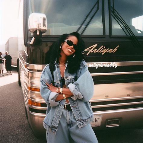 Aaliyah Outfit Inspiration, Rnb Style Woman, 90s Outfits Aaliyah, Aaliyah Fashion Outfits, R&b Inspired Outfits, 2000s Rihanna Outfits, 90 Rnb Aesthetic, Aaliyah Looks, 90s West Coast Fashion