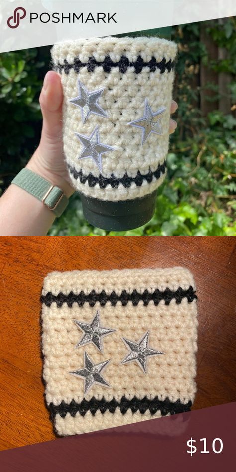 Taylor Swift Folklore Coffee Cozy Crochet 臨 Taylor Swift Eras Crochet, Taylor Swift Knitting Pattern, Taylor Swift Crochet Keychain, Taylor Swift Sewing Projects, Taylor Swift Crochet Ideas, Taylor Swift Crochet Pattern, Taylor Swift Inspired Crochet, Folklore Crochet, Crochet Taylor Swift