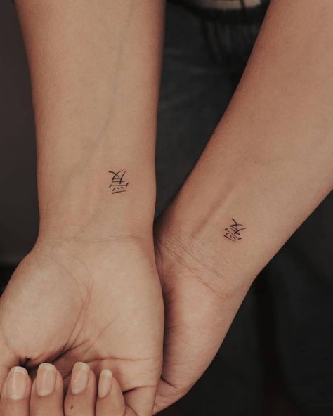 Matching Kanji tattoo for couple. Tattoo Ideas Lion, Tattoo For Couple, Japanese Letters Tattoo, Couple Tattoo Ideas, Finger Tattoos For Couples, Kanji Tattoo, Matching Tats, Couple Tattoo, Matching Couple Tattoos