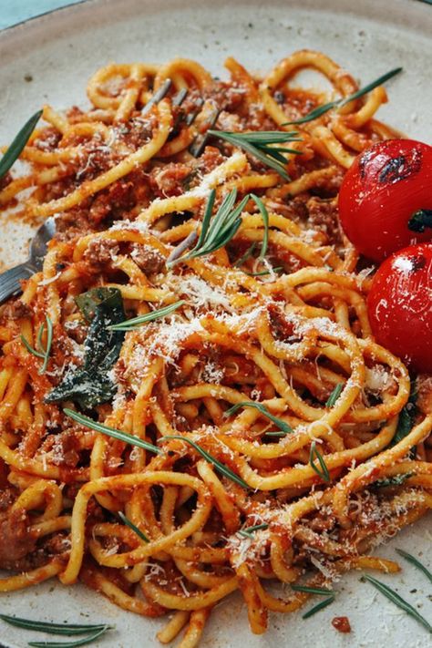 Pasta-Traum: Dieses Rezept für Tomatensoße von Jamie Oliver ist in 3 Minuten gekocht – und passt zu allen Nudeln! Jamie Oliver Pasta, Party Pasta, Pasta Al Pesto, Olive Recipes, Idee Pasto Sano, Pesto Pasta, Love Eat, Jamie Oliver, Mindful Eating