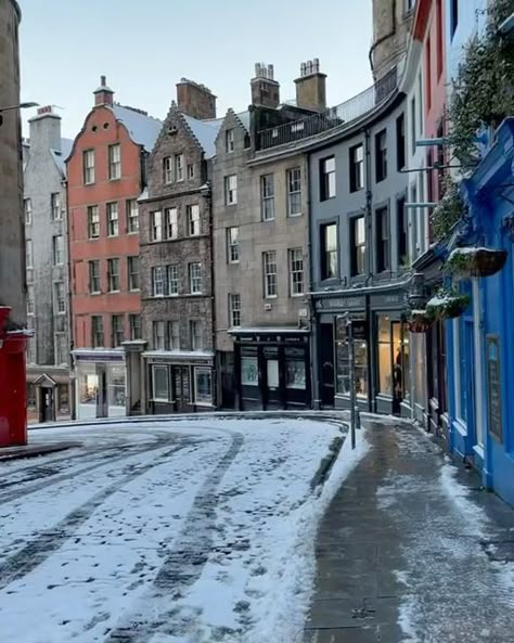 Scotland 🏴󠁧󠁢󠁳󠁣󠁴󠁿 | Travel | Hotels | Tips on Instagram: "Throwback to the snowy days in Edinburgh, when the city looked like a real-life fairytale! ✨❄️ 💡The coldest months of the year are January and February, with average lows of 33.8°F (1°C) and highs that rarely exceed 44.6°F (7°C). There is often fog and heavy precipitations in autumn and winter. Who’s ready for another snowy adventure in Scotland? 🌨 🎥Credits to: 1. @seenbynina via TikTok 2. @abiebaxter via TikTok 3. @hanhtrang.ngn London England Travel, Months Of The Year, Christmas Travel, Edinburgh Scotland, Snowy Day, London Fog, Scotland Travel, Winter Aesthetic, England Travel