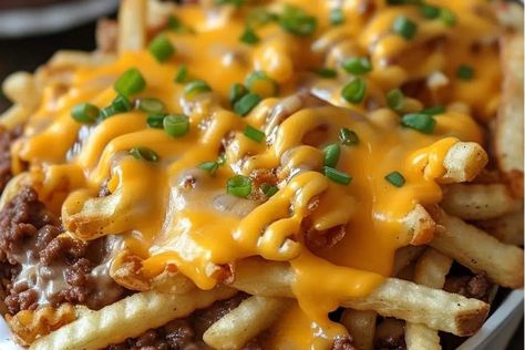 Cheeseburger French Fry Casserole - recipestasteful Cheeseburger French Fry Casserole, Fry Casserole, French Fry Casserole, Carrots Slow Cooker, Fried Cheese Bites, Cheeseburger Fries, Beef Casseroles, Crispy French Fries, Frozen French Fries