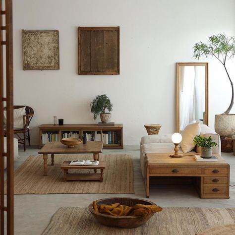 ICCA -𝖩𝖺𝗉𝖺𝗇𝖾𝗌𝖾 𝖠𝗇𝗍𝗂𝗊𝗎𝖾 𝖥𝗎𝗋𝗇𝗂𝗍𝗎𝗋𝖾- (@icca_life) • Instagram photos and videos Japanese Furniture Modern, Japanese Living Room Design, Interior Design Japanese, Japanese Living Room, Japanese Apartment, Japandi Interior Design, Antique Coffee Tables, Japanese Furniture, Japandi Interior