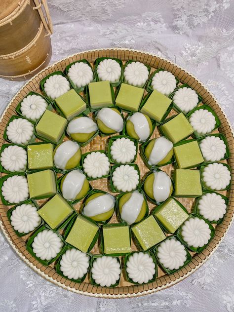 Bring a smile to your celebration, meeting or event with our Khmer Dessert. Asian Dessert Table, Cambodian Desserts, Khmer Dessert, Balinese Food, Baking Studio, Variety Food, Thai Desserts, Asian Candy, Asian Dessert