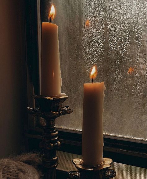 Rainy Day Reading, Candles Aesthetic Cozy, Sitting By The Window, Rainy Window, Candles Vintage, Dark Christmas, Dark Autumn, Dark Cottagecore, American Gothic