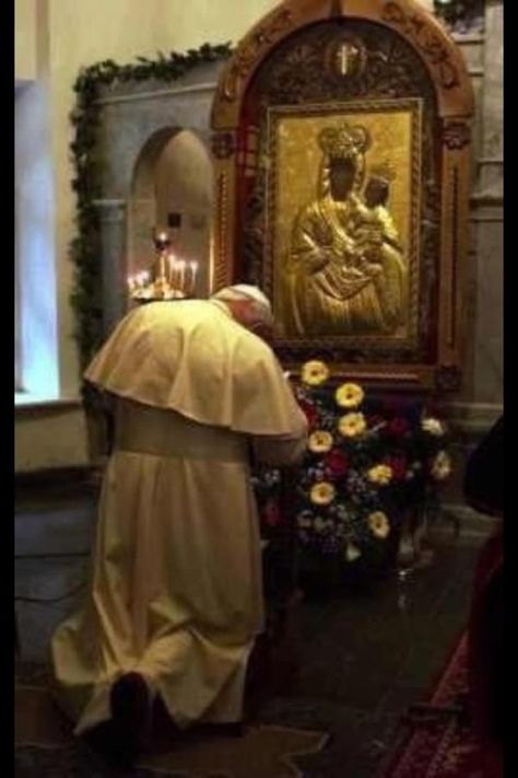 Pope John Paul II prays to Black Madonna and Black Jesus Caucasian Race, Blacks In The Bible, Pope Saint John Paul Ii, Saint John Paul Ii, Cheetah Shoes, San Juan Pablo Ii, Black Madonna, Ancient Israelites, St John Paul Ii