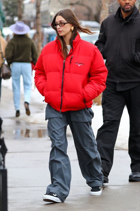 Hailey Bieber Street Style, Estilo Hailey Baldwin, Hailey Bieber Outfits, Hailey Rhode, Red Puffer Jacket, Hailey Bieber Style, Hailey Baldwin Style, Looks Pinterest, Looks Street Style