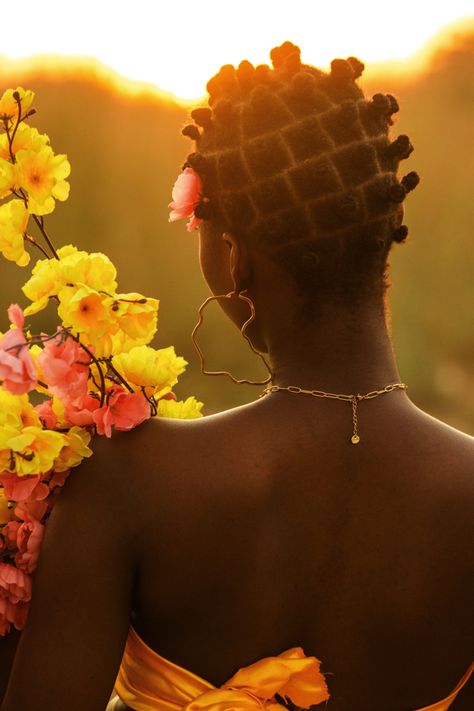 Golden Hour Black Women, Black Women Flowers, Afro Flowers, Desktop Screensaver, Year Reset, Garden Shoot, Golden Hour Photoshoot, Sunset Flowers