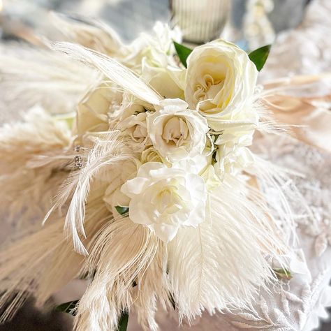 White Cake With Roses, White Feather Bouquet, Peacock Feather Bouquet, Cake With Roses, Feather Bouquet, White Peacock, Bride Dolls, White Feather, White Feathers