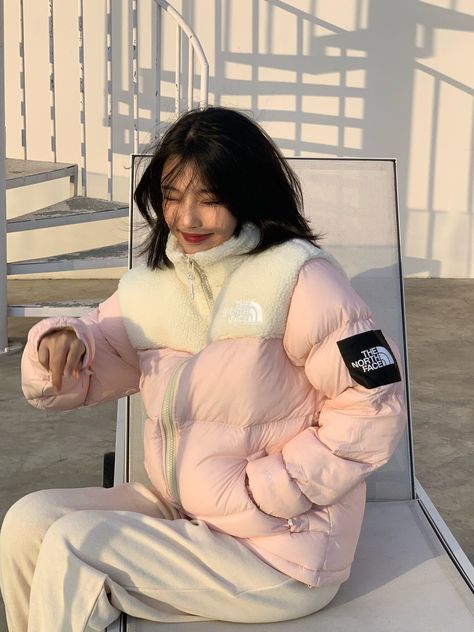 Pink Northface Puffer, Cute Puffy Jacket, Puffy Sweater Outfit, The North Face Puffer Jacket Pink, Pink Puffer Jacket Outfit Winter, Pink North Face Puffer Jacket, Pink North Face Puffer, Bubble Jacket Outfit, Pink Puffy Jacket