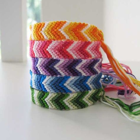 Zigzag Model Rengarenk Arkadas Bileklik Modeli <3 #Friendshipbracelet #Macrame #Bracelet #DIY #Friend #Arkadasbilekligi #Handmade #Friendship Chevron Bracelets, Friendship Band, Chevron Friendship Bracelets, Bracelet Colors, Friendship Bracelet Patterns Easy, Yarn Bracelets, Cute Friendship Bracelets, Homemade Bracelets, String Bracelets