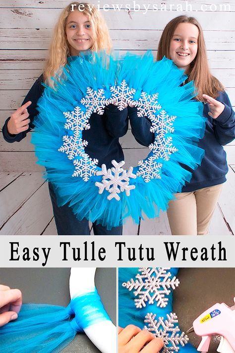 Easy Tulle Wreath - Reviews by Sarah ™ Tulle Christmas Wreaths Diy, Tulle Christmas Wreath, Tulle Crafts Diy, Wreath With Tulle, Diy Tulle Poms, Christmas Tulle Wreath, Tulle Wreath Diy, Tutu Wreath, Wreath Centers