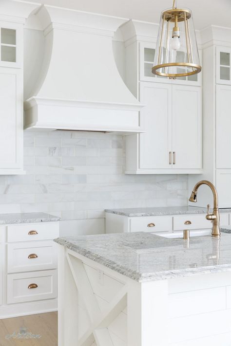 How To Pick Kitchen Countertops & Which Counters Are Best - The Ultimate Guide - Run To Radiance Easy Kitchen Updates, Best Kitchen Countertops, Kitchen Remodel Countertops, Kabinet Dapur, Cabinet Paint Colors, Kitchen Range Hood, Backsplash Kitchen, Kitchen White, Kitchen Hoods