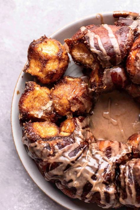 Cinnamon Monkey Bread with Cinnamon Maple Icing - Eats Delightful Sweet Monkey Recipes, Brunch Sweets, Cinnamon Monkey Bread, Cinnamon Pull Apart Bread, Maple Icing, Best Treats, Pull Apart Bread, Monkey Bread, Bread Rolls